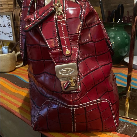 Tod's Di Bag in a red, crocodile-embossed leather finish. - Picture 14 of 15